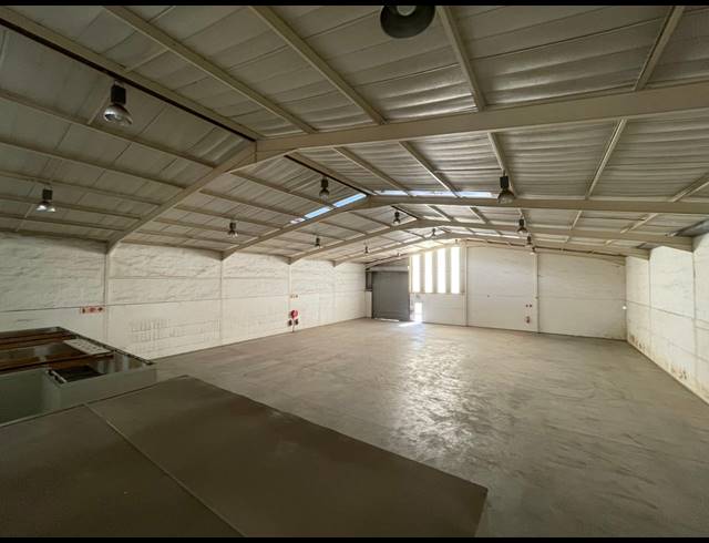 1,318M² WAREHOUSE TO LET IN HALFWAY HOUSE